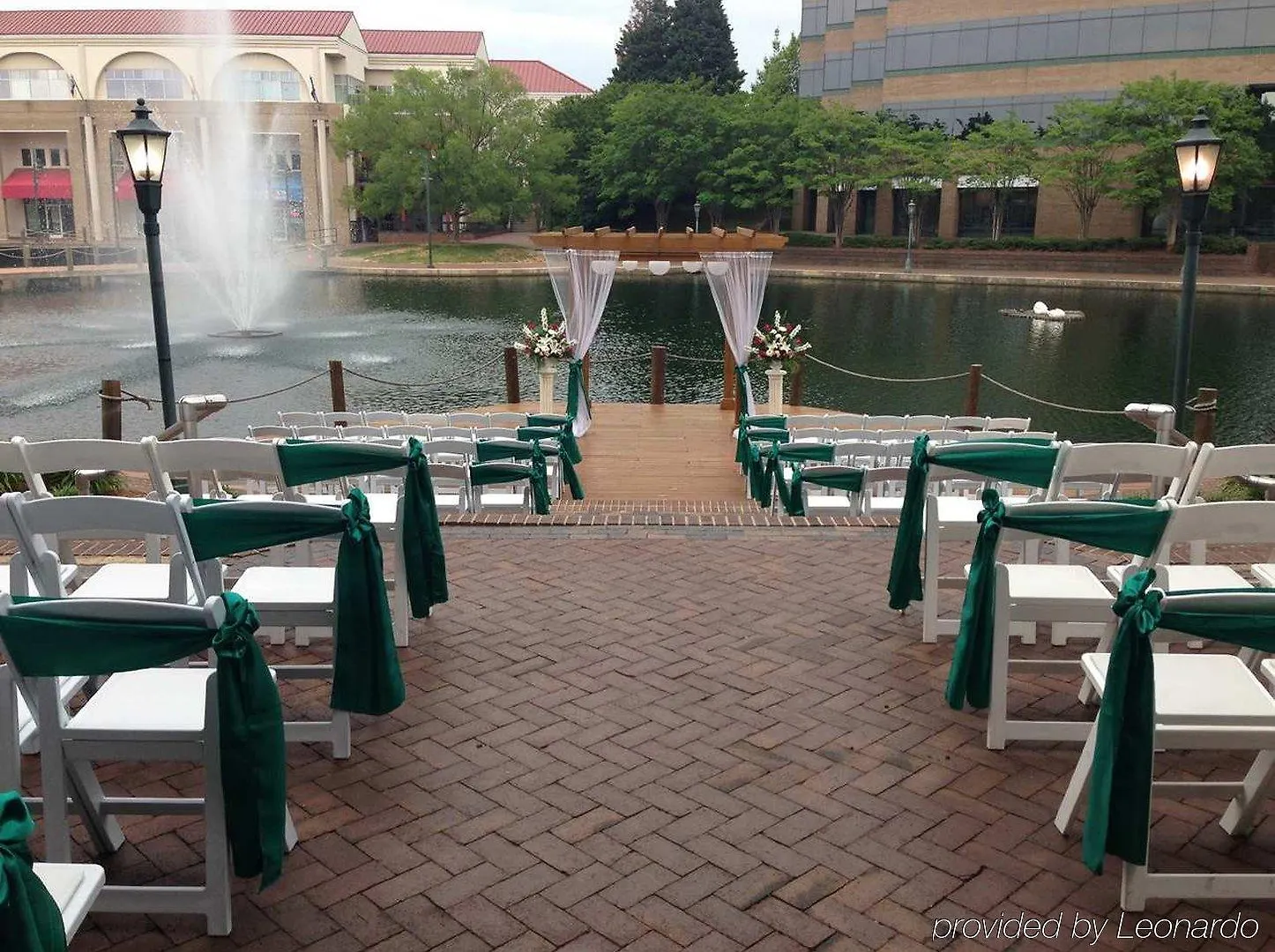 Hilton Charlotte University Place 3*,
