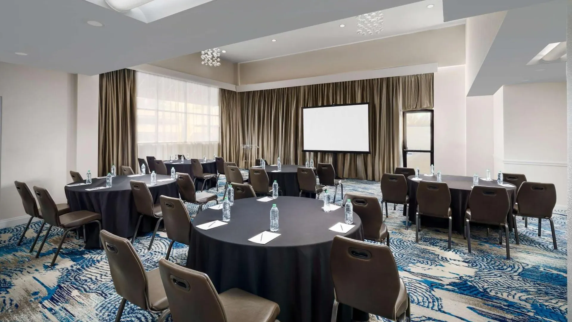 Отель Hilton Charlotte University Place
