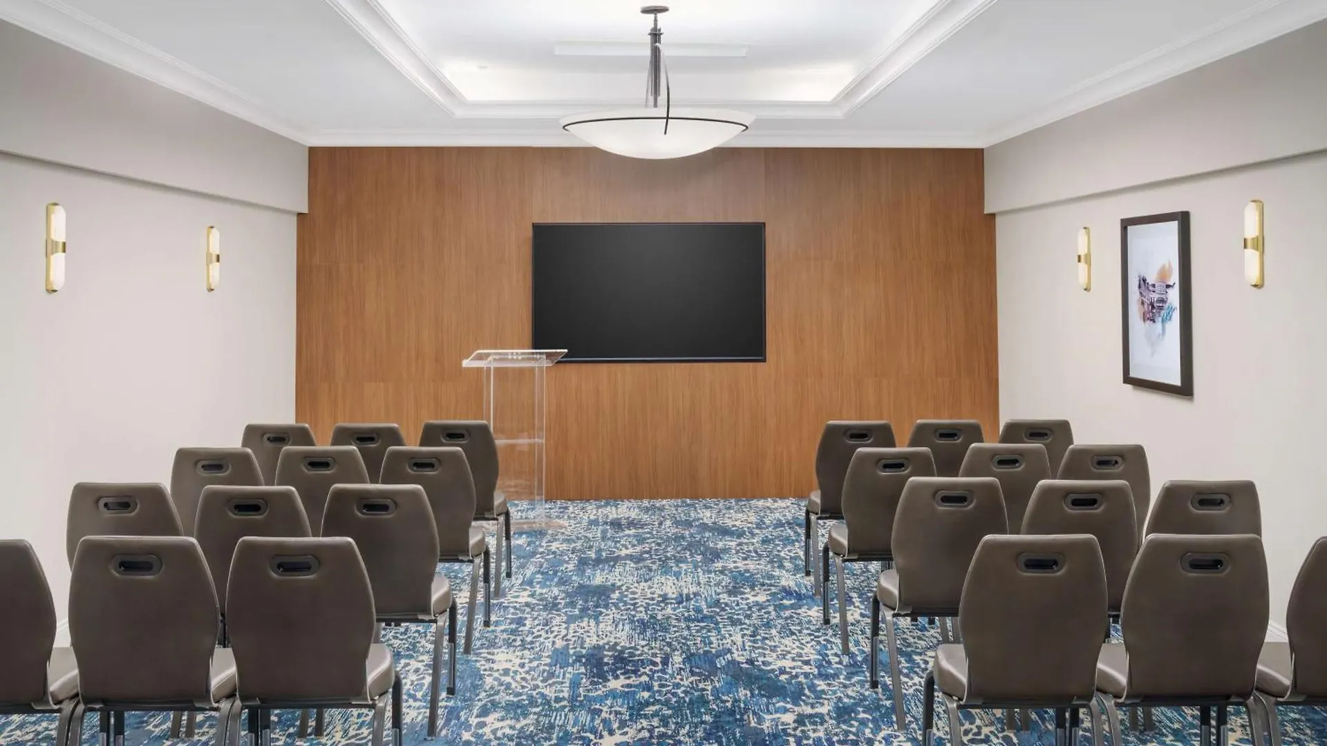 Hilton Charlotte University Place Отель