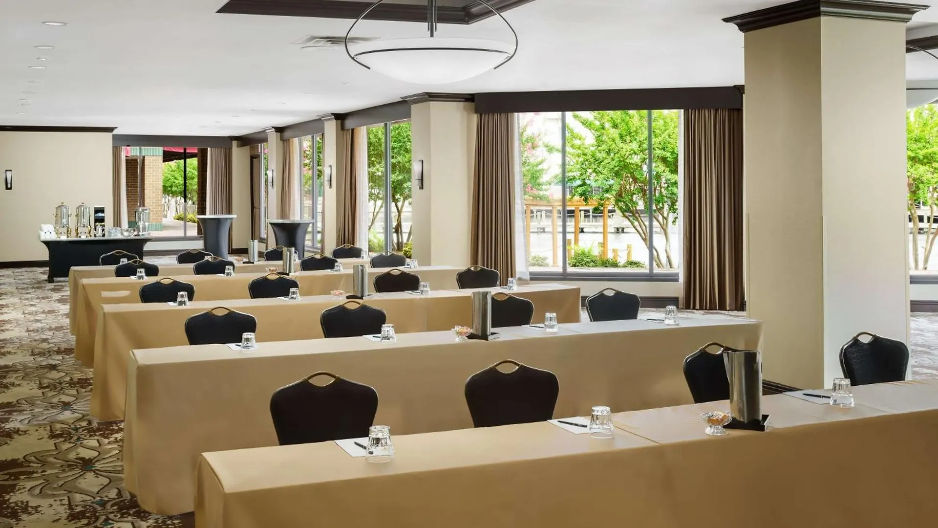 Hilton Charlotte University Place 3*,  США