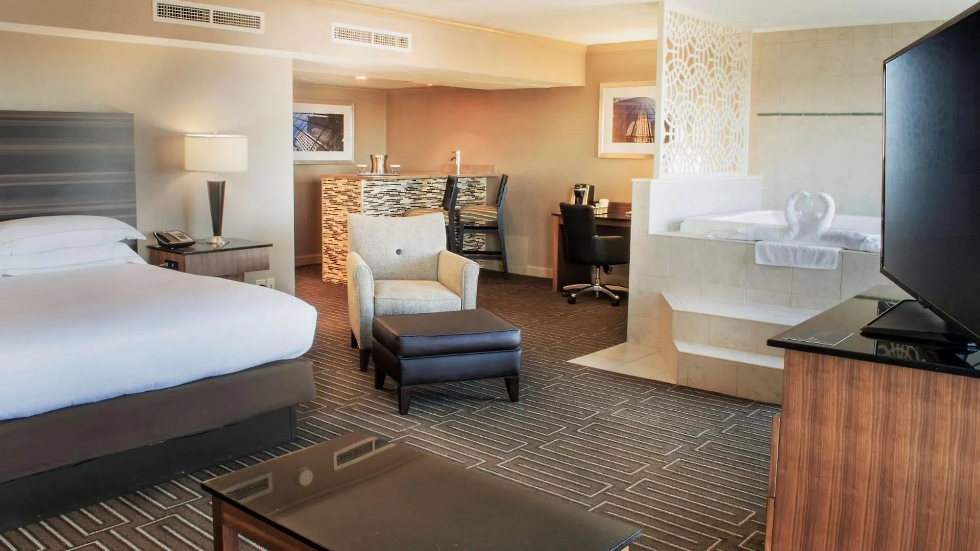 Hilton Charlotte University Place 3*,