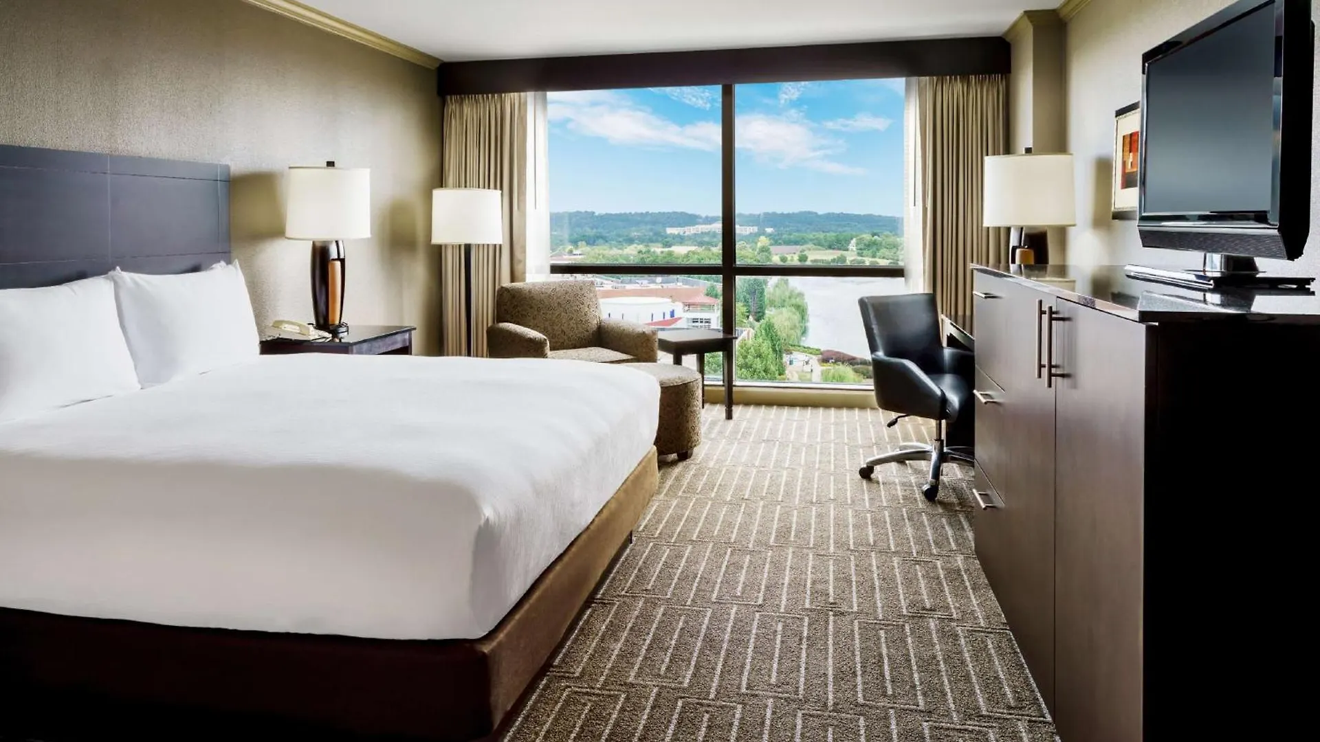 Hilton Charlotte University Place Отель