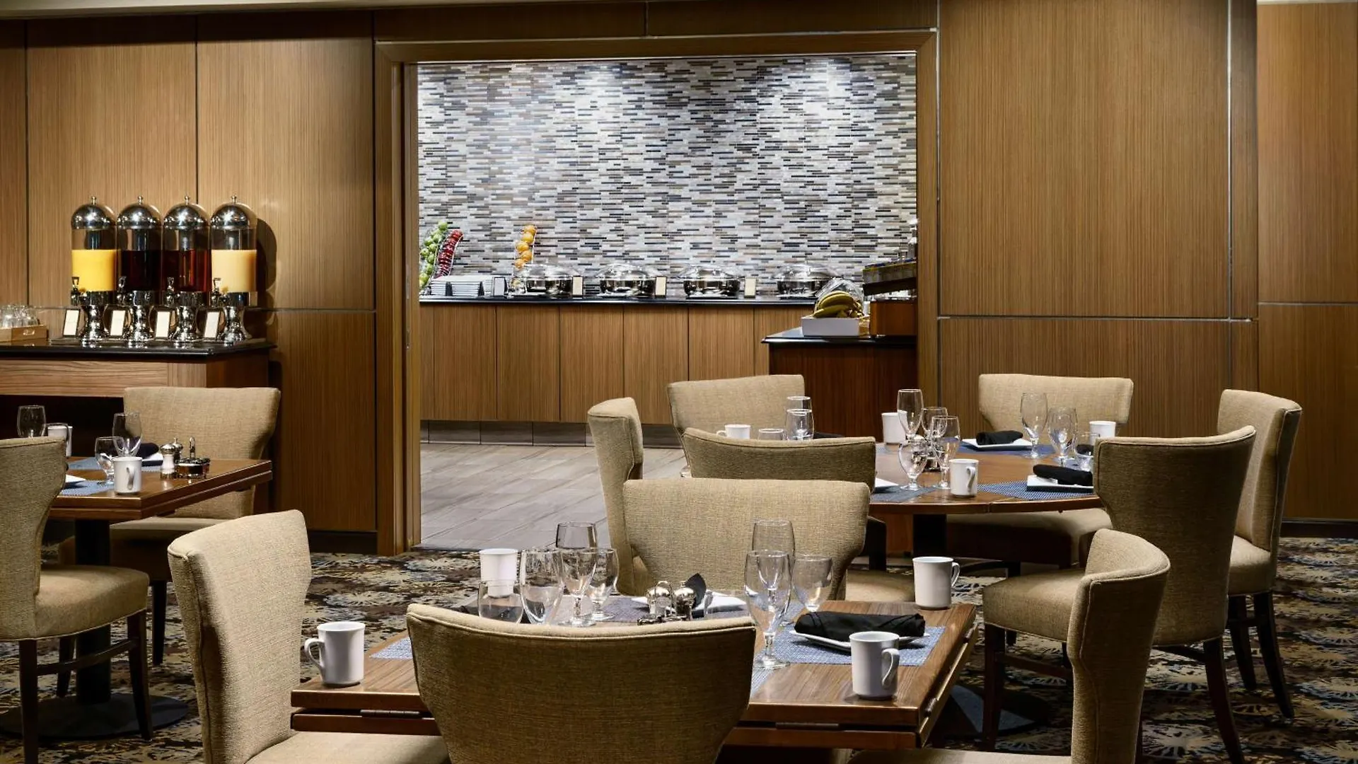 Отель Hilton Charlotte University Place