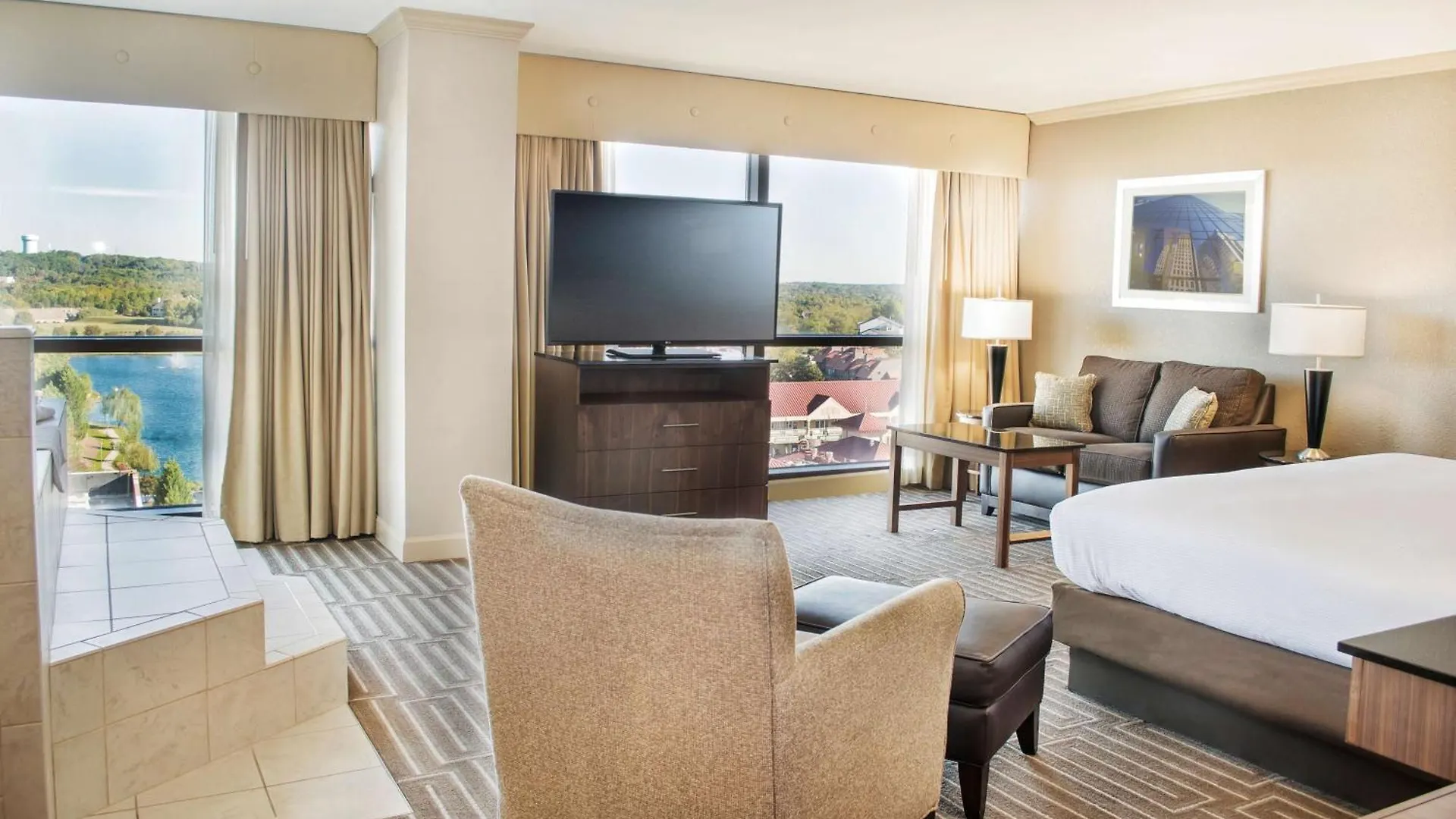 Hilton Charlotte University Place Отель