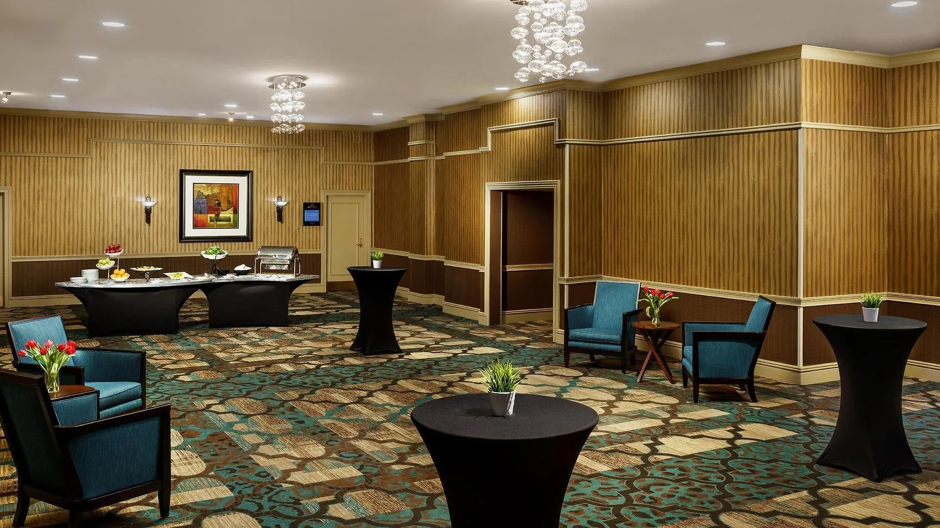 Hilton Charlotte University Place Отель