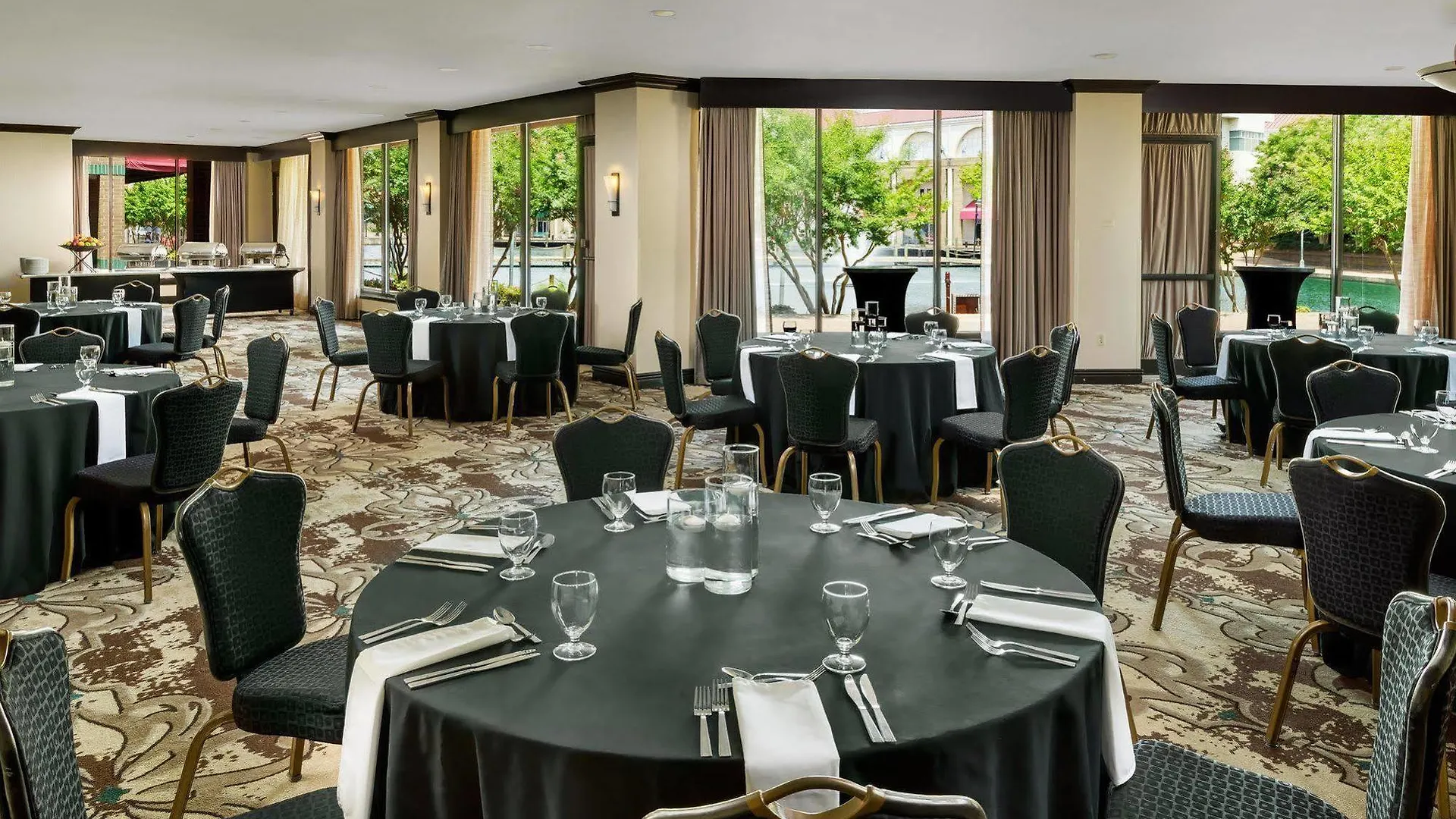 Hilton Charlotte University Place Отель