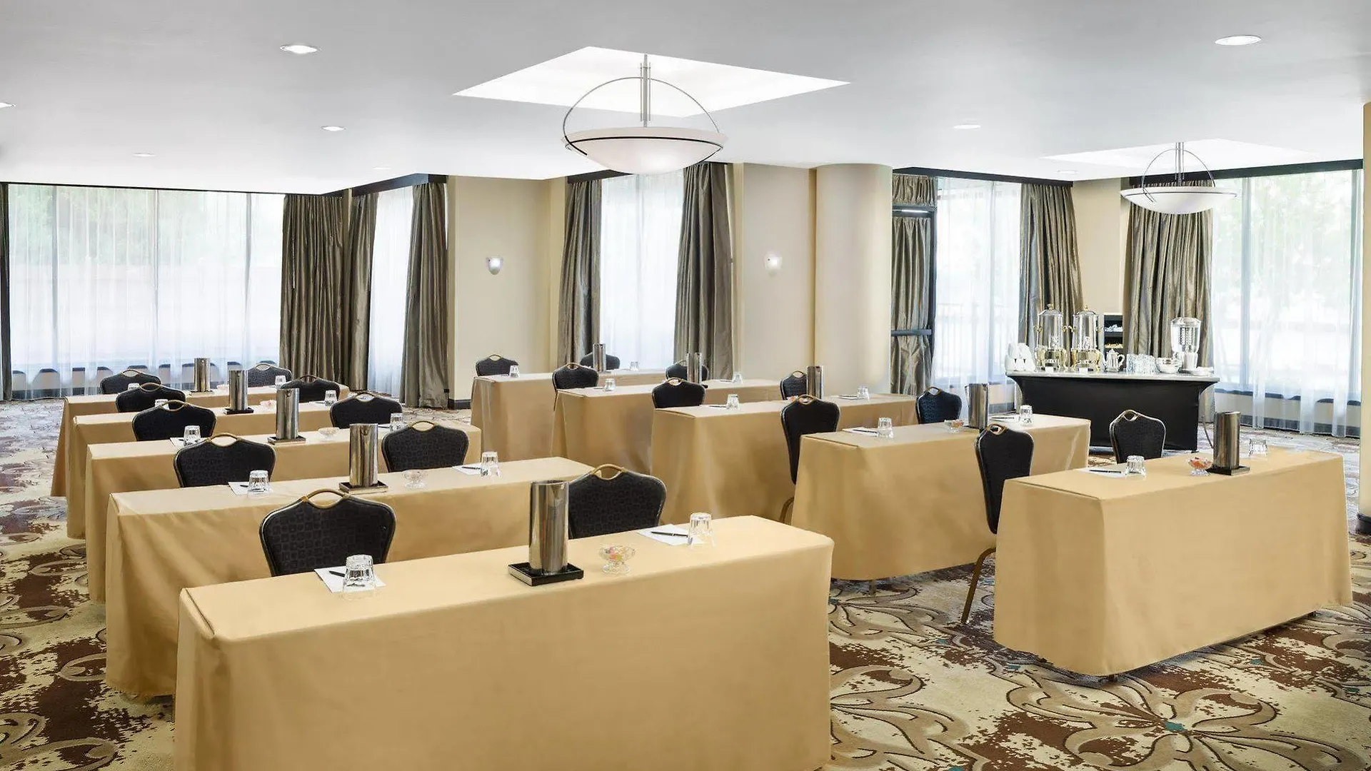 Hilton Charlotte University Place 3*,